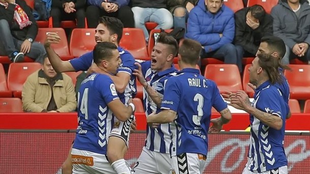 Los jugadores del Alavés celebran uno de los goles. Foto: Efe.
