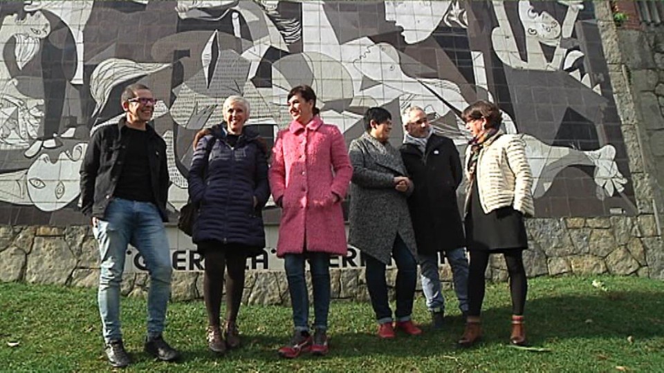 Representantes de EH Bildu, frente al mural del cuadro 'Guernica' en Gernika. Foto: EiTB