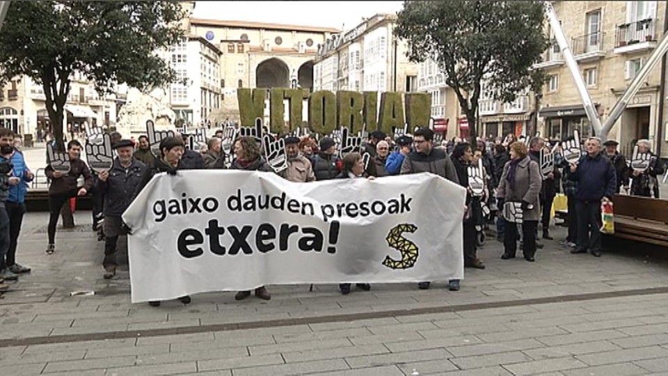 Concentración en Gasteiz a favor de los presos enfermos. Foto de archivo: EiTB