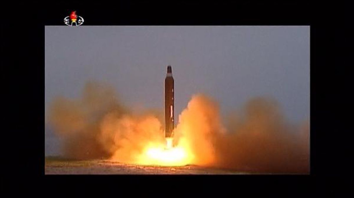 Ipar Koreak botatako misila Japoniako Itsasoan erori egin da. Argazkia: EFE