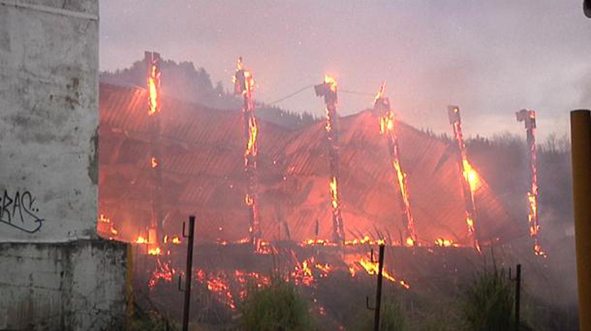 Incendio en la serrería desocupada de Galdakao. Foto: EiTB