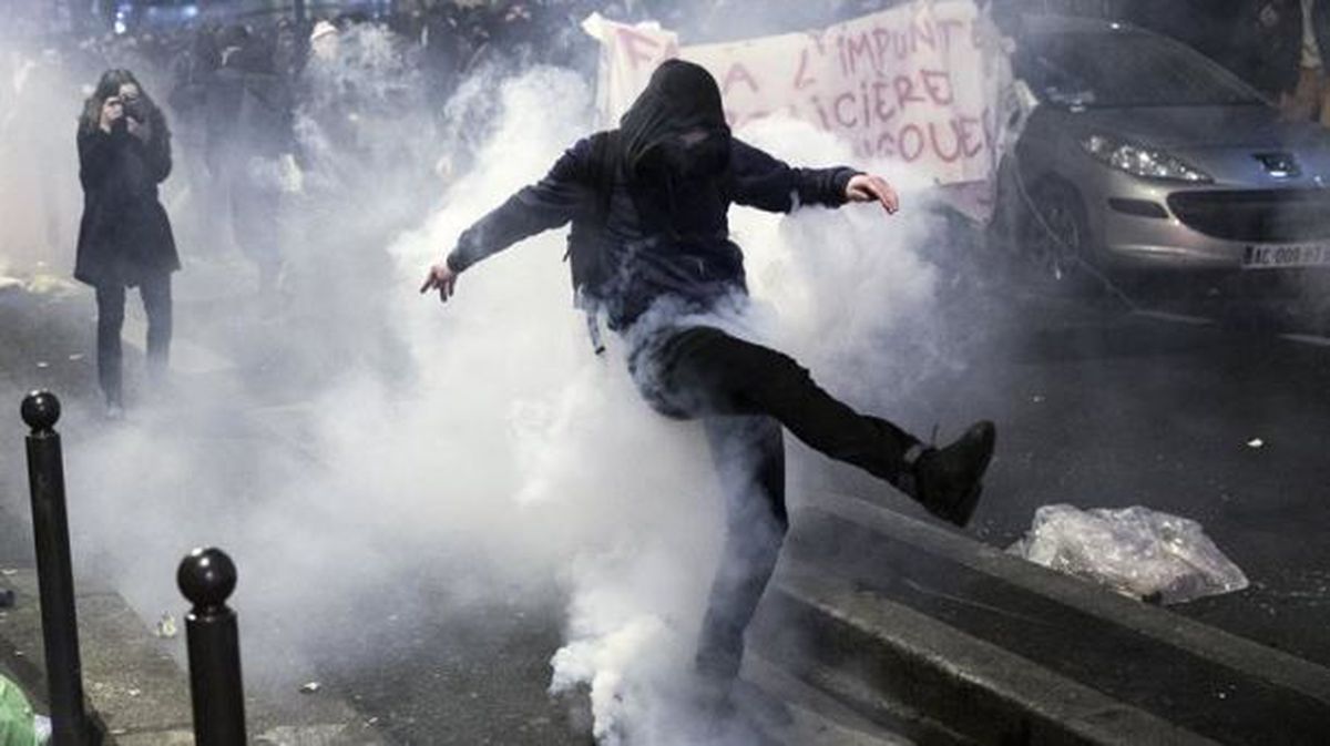 La manifestación de París ha sido convocada espontáneamente y sin permiso. Foto: EFE