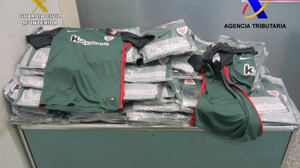 Las camisetas aprehendidas. Foto: Guardia Civil