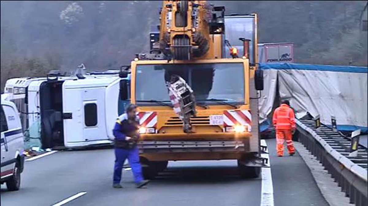 EL accidente se ha producido e dirección Madrid. Foto: Bomberos Euskadi