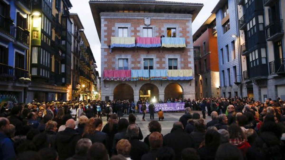 Una multitud condenó este lunes la violación a una menor en Tolosa. EFE