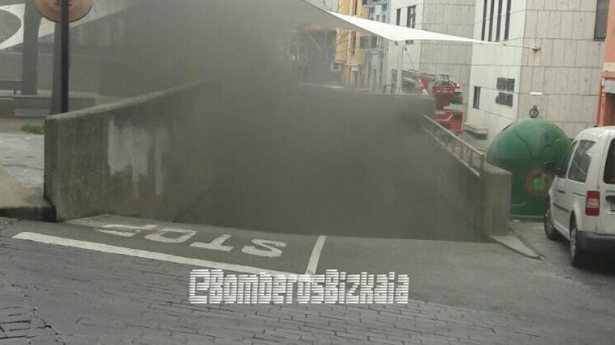 El incendio se ha producido en un garaje de la calle Aurrekoetxea. Foto: @BomberosBizkaia