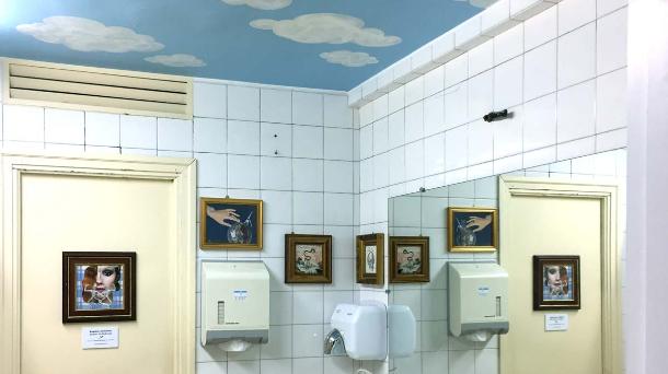 "Angeles y Demonios", expo de Eneko Etxebeste en los cuartos de baño.