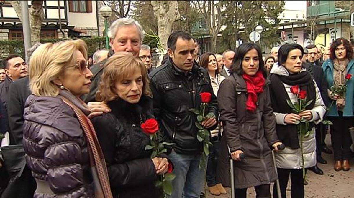 Familiares en el acto de homenaje a Fernando Buesa. Foto: EFE
