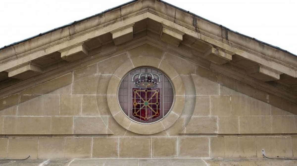 La vidriera ha sido colocada en la fachada del Palacio de Navarra. Foto: Gobierno de Navarra