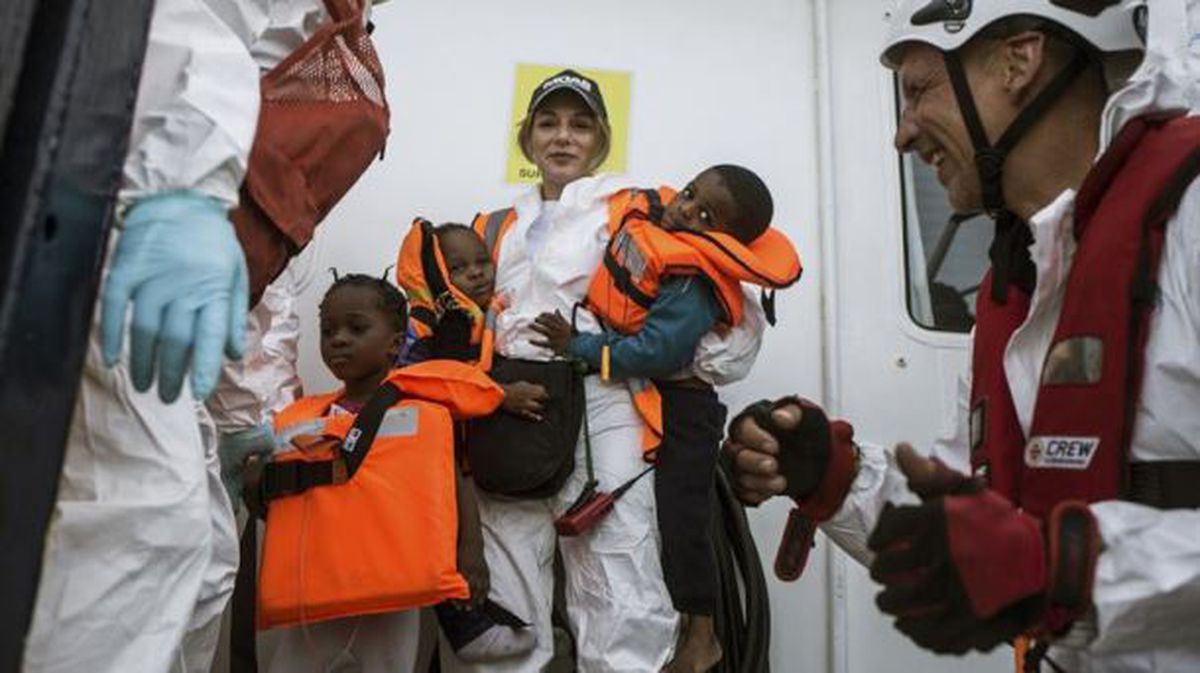 Imagen de archivo de miembros de la ONG MOAS, en el rescate de inmigrantes. Foto: EFE