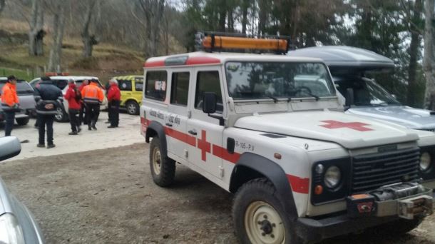 Voluntarios de DYA y Cruz Roja en el rescate de Jon, en el Gorbea