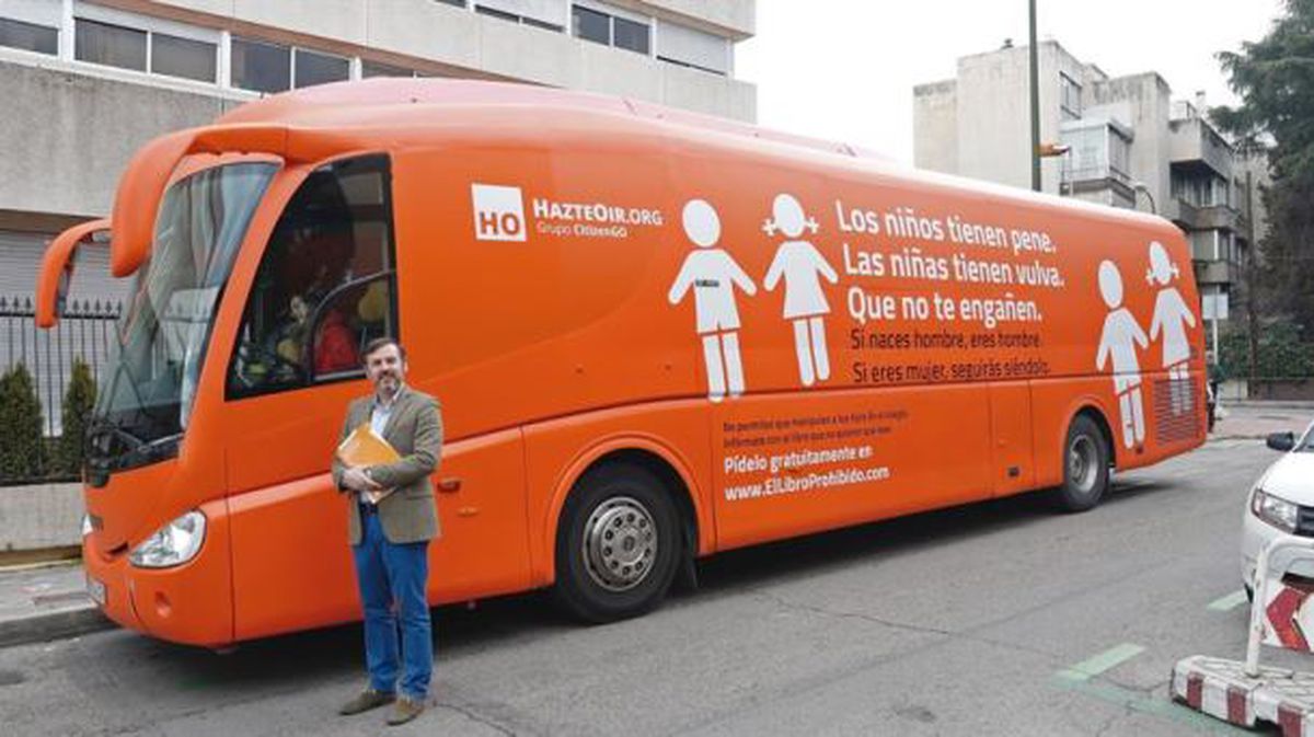 El Parlamento de Navarra rechaza la presencia del autobús de Hazte Oír