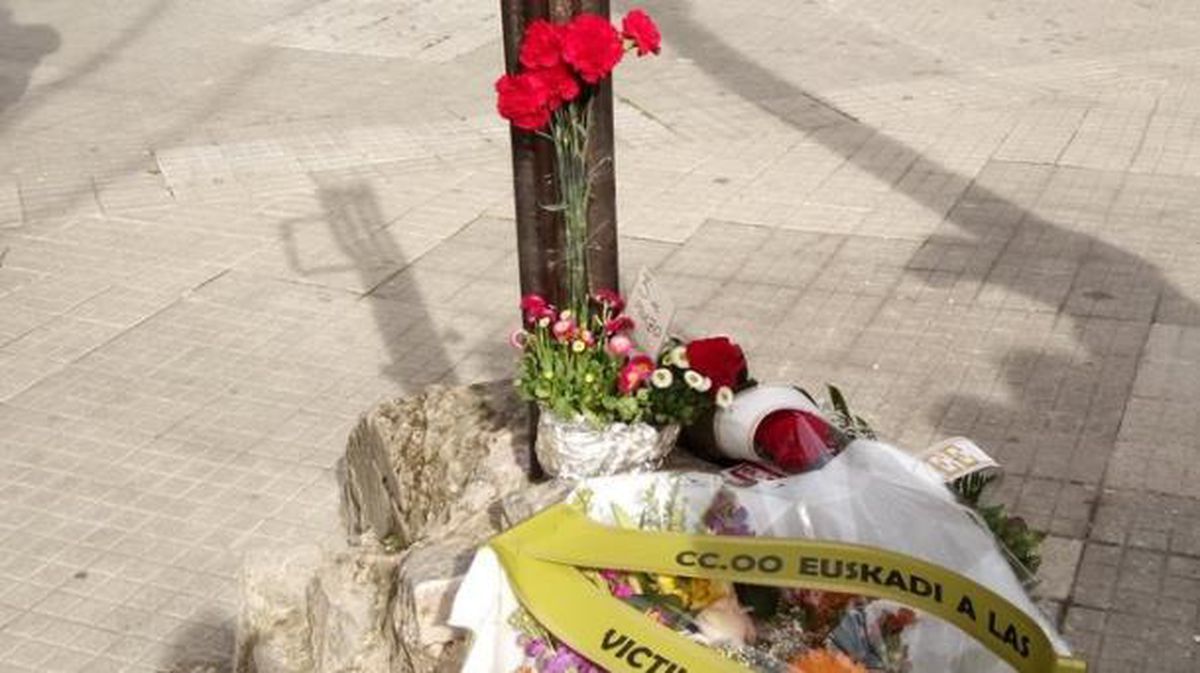 Monolito en recuerdo a las víctimas del 3 de marzo. Foto de archivo: Agencias