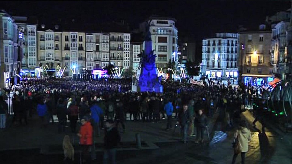 Polizia-kargaren ondorioz hildakoen omenez egindako manifestazioa, Gasteizen. Argazkia: EFE