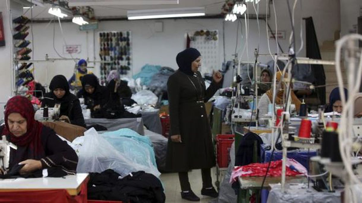 Mujeres palestinas, en un taller de confección. Foto: EFE