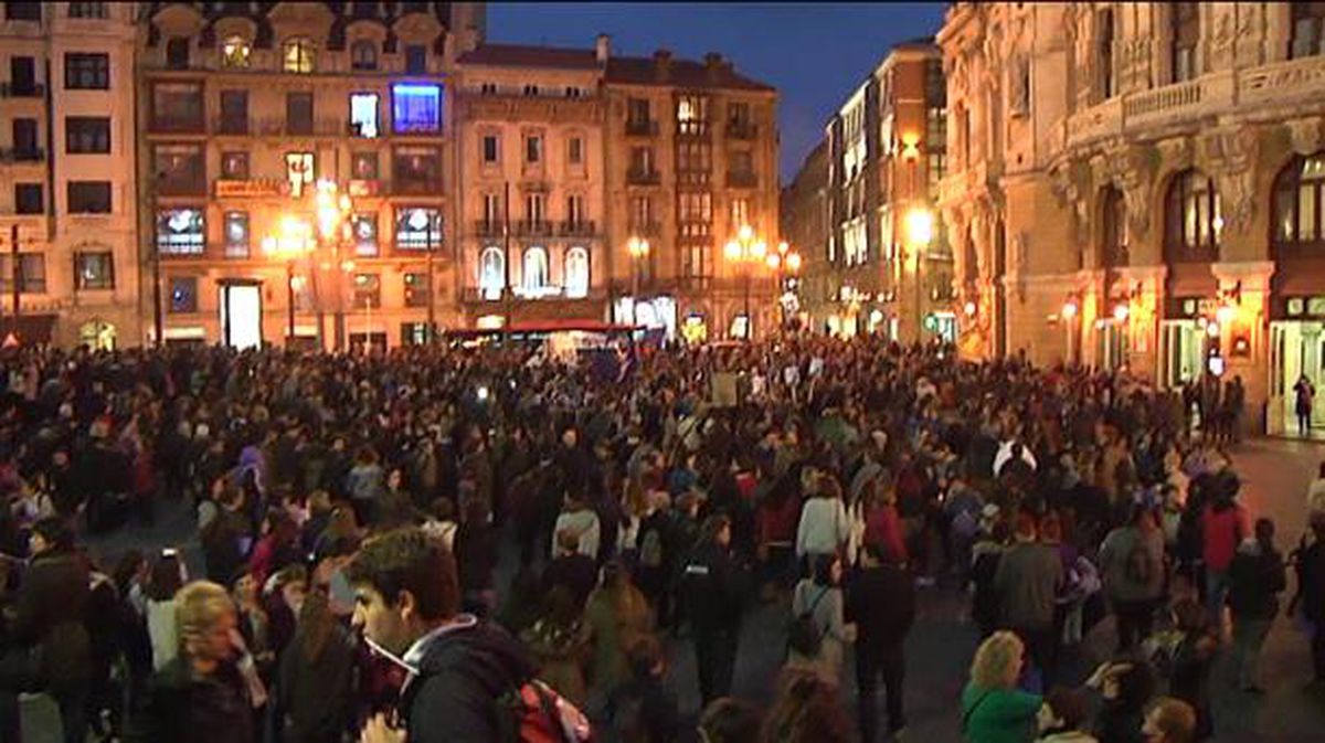 Miles de personas se reúnen en el Arriaga de Bilbao antes de partir en manifestación. EiTB