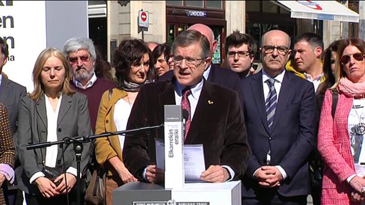 Representantes del Gobierno vasco, encabezados por Iñigo Urkullu, durante el homenaje. Foto: EiTB