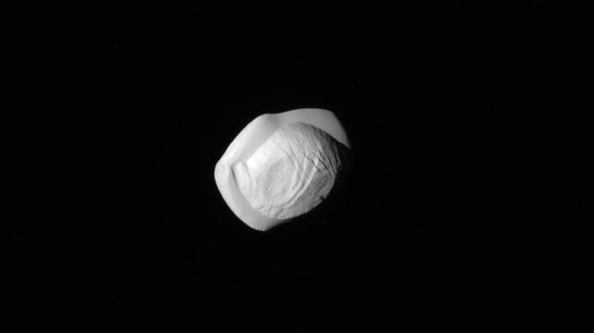 La nave Cassini revela la extraña forma de la luna Pan (Saturno). Foto: NASA