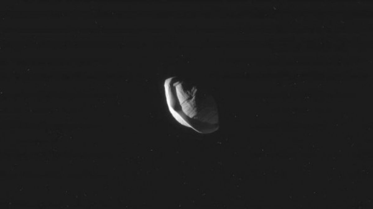 Saturnoko Pan ilargia. Argazkia: NASA