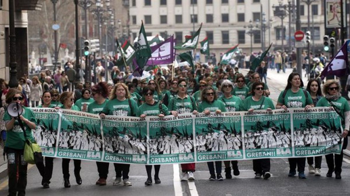 Nueva manifestación en Bilbao de las trabajadoras de residencias de Bizkaia. Foto: EFE