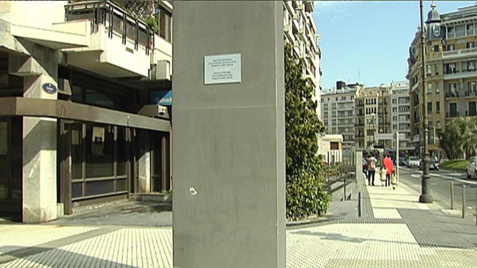Una de las placas de Covite en Donostia. EITB