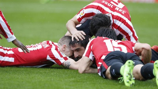 Los jugadores del Athletic celebran el gol de Raúl García. Foto: Efe.
