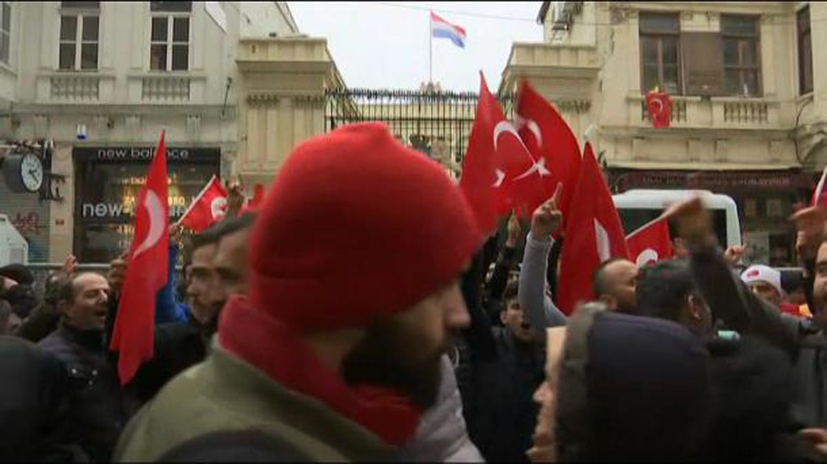 Protestas en Rotterdam tras impedir Holanda la entrada de los ministros turcos. EFE