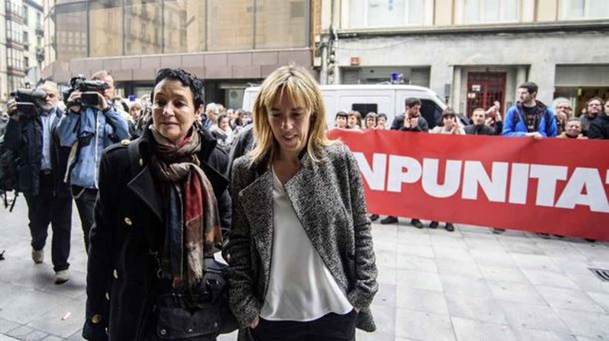 Jone Goirizelaia y Sandra Barrenetxea a la entrada del juzgado. Foto: EFE