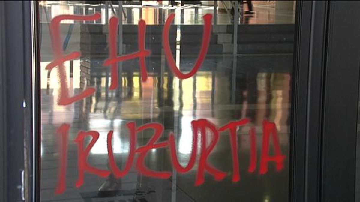 Encapuchados arrojan pintura y excrementos en la UPV/EHU en Vitoria