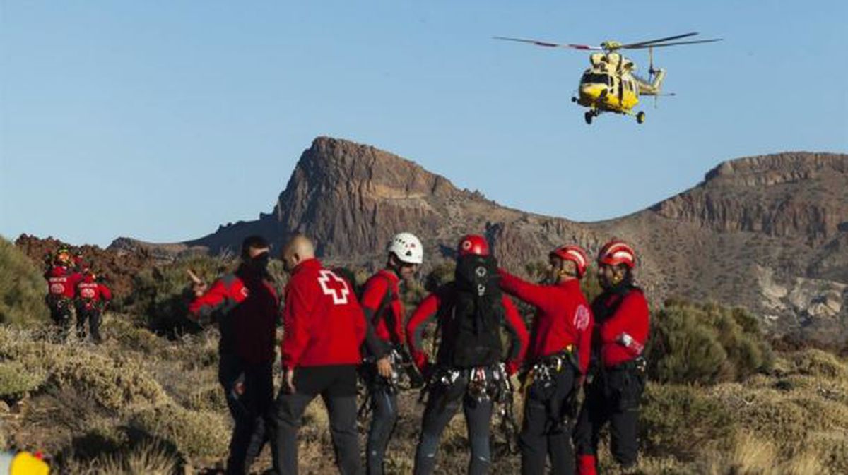 Miembros de los equipos de rescate, en el pico más alto de España. Foto: EFE