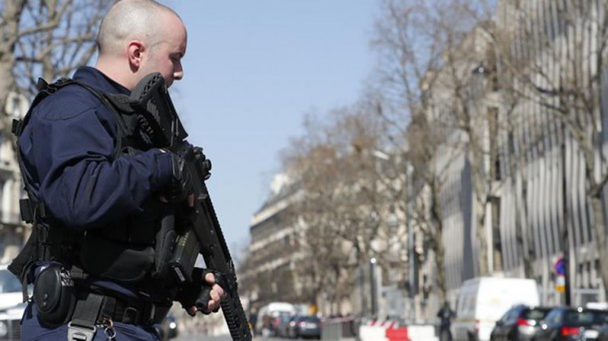 La Policía registra la zona tras la explosión de la carta bomba en París. Foto: EFE