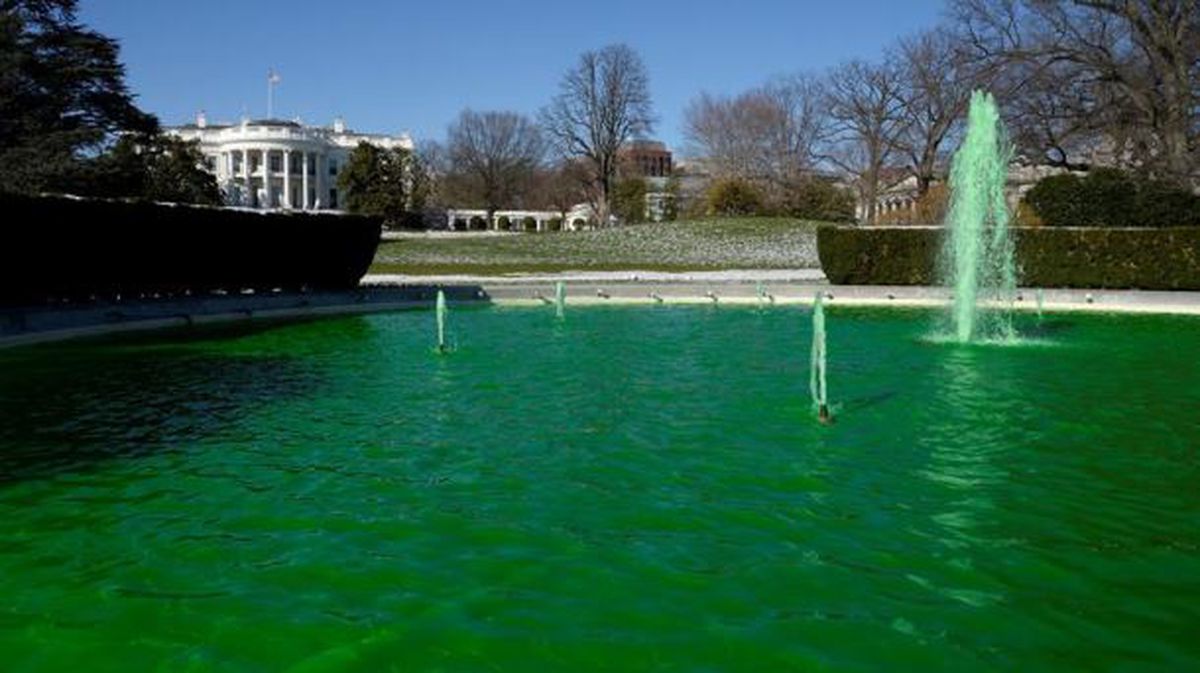 Una fuente cercana a la Casa Blanca, verde esmeralda. Foto: EFE