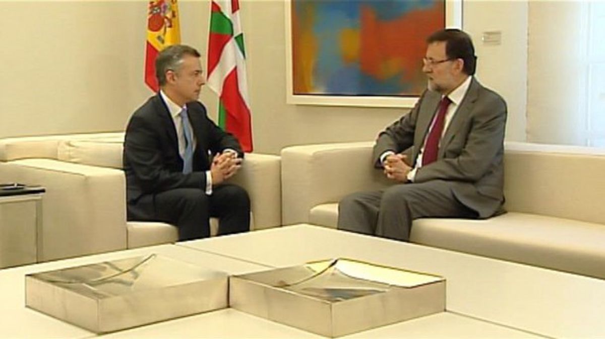 Urkullu se reunió con Rajoy para informarle del desarme de ETA