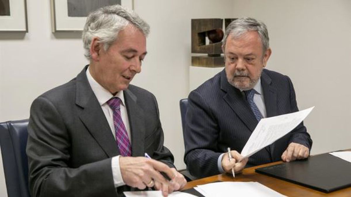 El parlamentario del PP, Antón Damborenea, y el consejero de Hacienda, Pedro Azpiazu. Foto: EFE
