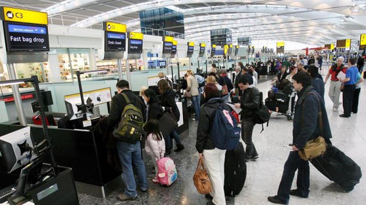 Las restricciones afectarán a ocho aerolíneas británicas y seis extranjeras. Foto: EFE