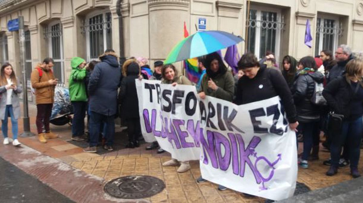 Protesta contra el autobús de Hazte Oír en Vitoria. foto: @EmakuAsnblAraba 