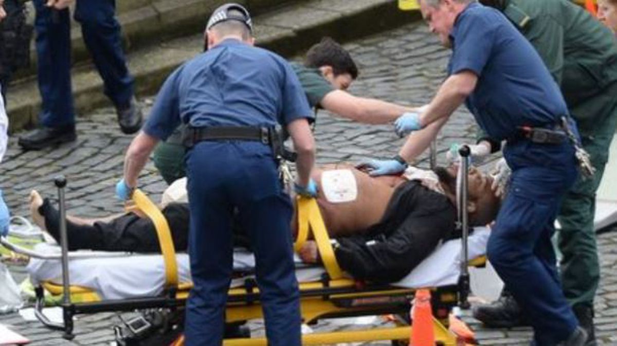 El atacante, después de ser tiroteado por la Policía. Foto: Daily Mirror