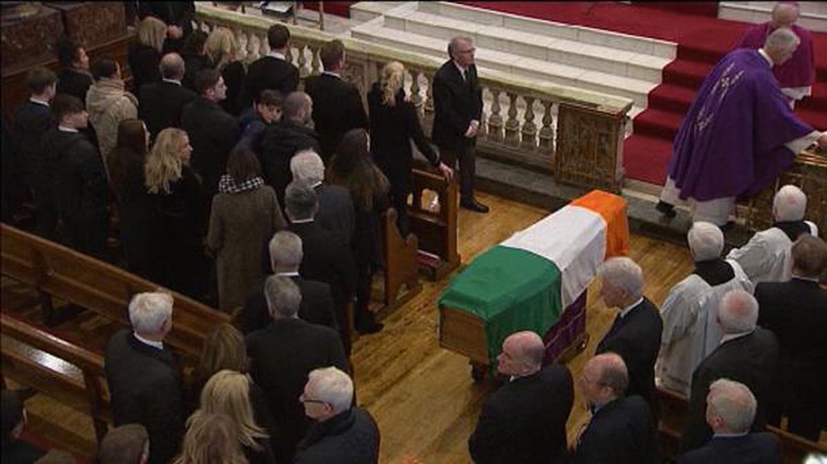 El funeral de McGuinness reúne a aliados y rivales