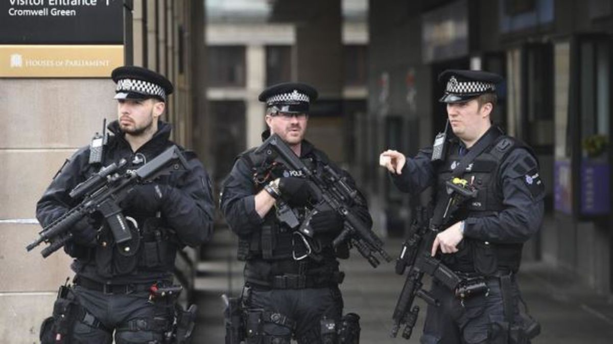 Polizia Londresko kaleak patruilatzen. Argazkia: EFE
