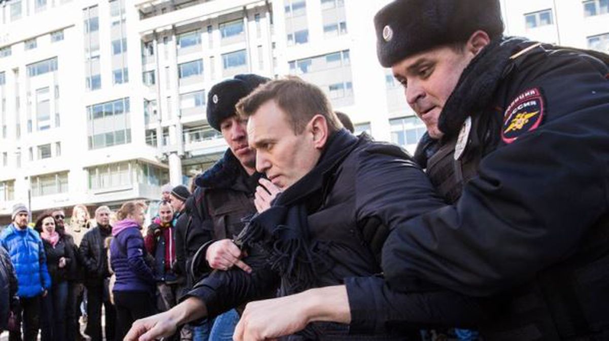 Navalni, llevado por la Policía a comisaría. Foto: EFE