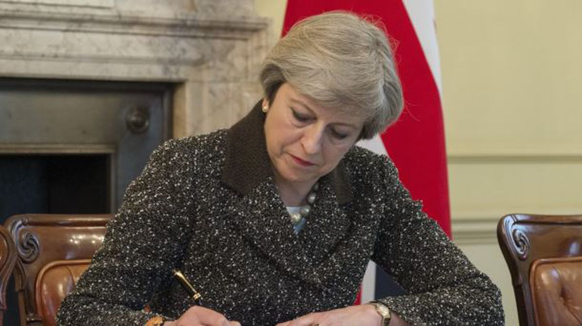 Theresa May firma la misiva en el número 10 de Downing Street. Foto: Gobierno del Reino Unido