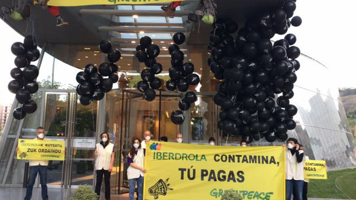 Protesta de Greenpeace ante la sede de Iberdrola en Bilbao. Foto: Greenpeace
