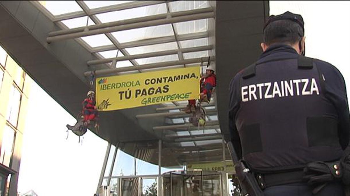 Acción de Greenpeace en la torre Iberdrola de Bilbao