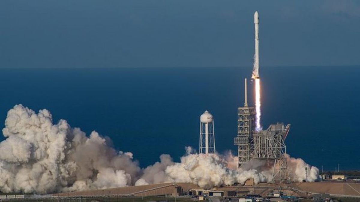 Vista del lanzamiento del cohete Falcon 9. Foto: EFE