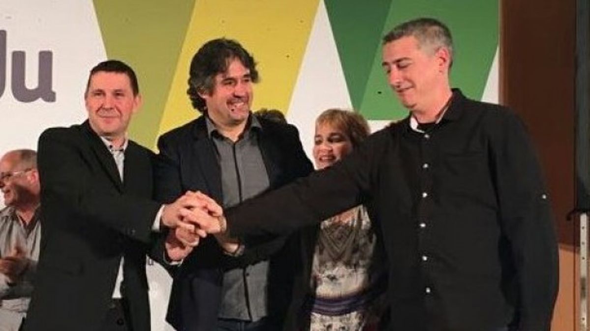 Arnaldo Otegi, Pello Urizar y Oskar Matute, en la firma del manifiesto de EH Bildu. EiTB