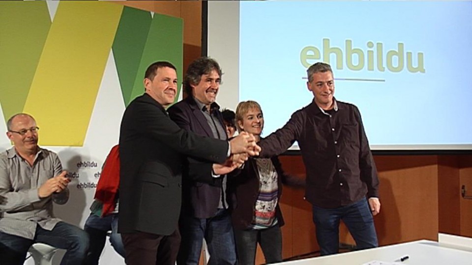 Arnaldo Otegi, Pello Urizar y Oskar Matute, en la firma del manifiesto de EH Bildu. EiTB