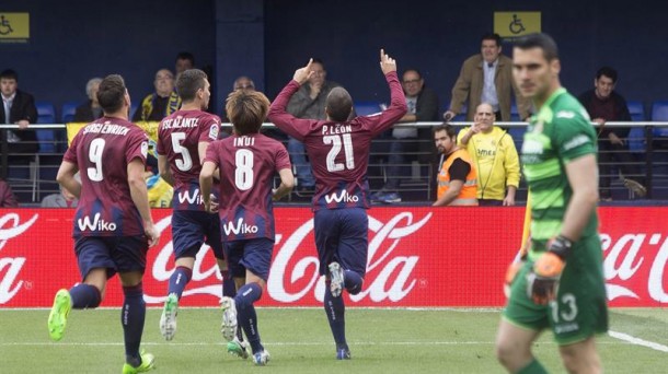 Los jugadores del Eibar celebran el primer gol, de Pedro León / EFE.