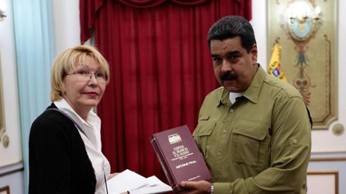 Luisa Ortega Diaz Venezuelako fiskal nagusia Nicolas Maduroren alboan.