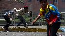 La policía venezolana disuelve una marcha opositora. Foto: EFE.