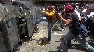 La policía venezolana disuelve una marcha opositora. Foto: EFE.